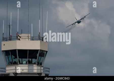 C-130H Hercules, der dem 179. Luftliftflügel in Mansfield, Ohio, zugewiesen wurde, führt Routineflüge durch, 1. September 2021. (USA Foto der Air National Guard von Meister Sgt. Joe Harwood) Stockfoto