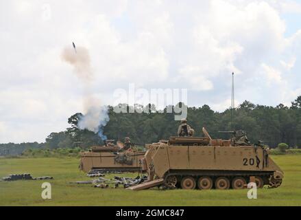 Soldaten, die dem Mörserabschnitt des 3. Bataillons, des 67. Panzerregiments, des 2. Panzerbrigade-Kampfteams, der 3. Infanteriedivision, zugewiesen sind, führen eine 120-mm-Runde in Richtung eines Ziels bei OP4 in Fort Stewart, Georgia, am 15. September 2021. Der Mörserabschnitt in der Zentrale und in der Zentrale muss das Mörserbewertungsprogramm (MORTEP) durchlaufen, um für ihr Waffensystem für effektive indirekte Brände bei Kampfhandlungen zertifiziert zu werden. (USA Foto der Armee von Staff Sgt. Todd L. Pouliot, 50. Abteilung für öffentliche Angelegenheiten) Stockfoto