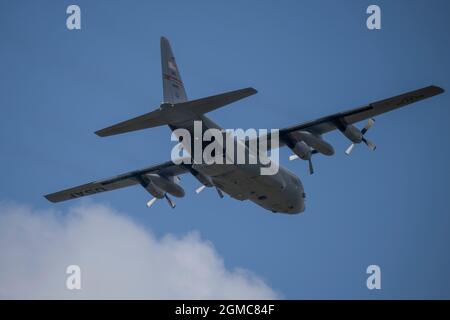 C-130H Hercules, der dem 179. Luftliftflügel in Mansfield, Ohio, zugewiesen wurde, führt Routineflüge durch, 1. September 2021. (USA Foto der Air National Guard von Meister Sgt. Joe Harwood) Stockfoto