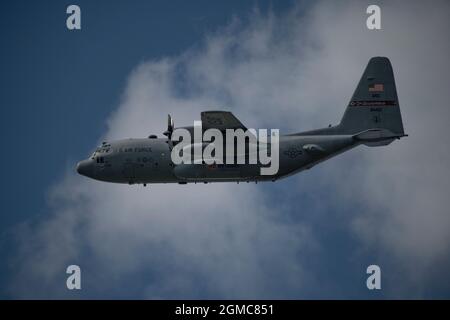 C-130H Hercules, der dem 179. Luftliftflügel in Mansfield, Ohio, zugewiesen wurde, führt Routineflüge durch, 1. September 2021. (USA Foto der Air National Guard von Meister Sgt. Joe Harwood) Stockfoto