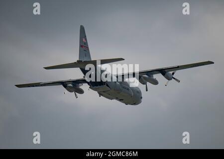 C-130H Hercules, der dem 179. Luftliftflügel in Mansfield, Ohio, zugewiesen wurde, führt Routineflüge durch, 1. September 2021. (USA Foto der Air National Guard von Meister Sgt. Joe Harwood) Stockfoto