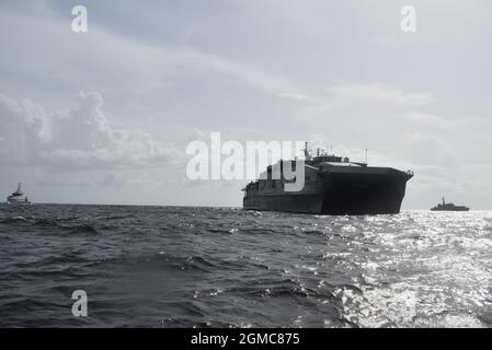 210915-N-N3764-1003 HAFEN VON SPANIEN, Trinidad und Tobago – (Sept 15, 2021) – das Expeditions-Schnelltransportschiff USNS Burlington (T-EPF-10) der Spearhead-Klasse führt eine maritime Interdiktionsübung mit den Patrouillenschiffen TTS Carli Bay (CG 28) und TTS Scarborough (CG 42) der Trinidad- und Tobago-Küstenwache durch, 15. September 2021. Burlington wird im Einsatzgebiet der 4. US-Flotte eingesetzt, um Expeditions-Wartungen für in der Region eingesetzte Küstenkampfschiffe zu unterstützen. (USA Navy Foto von Damage Controlman 2nd Class Hannah Peters/veröffentlicht) Stockfoto