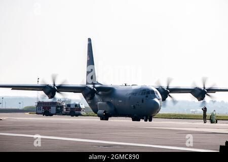 Ein HC-130J bekämpft King II-Taxis auf der Fluglinie bei RAF Mildenhall, England, 16. September 2021. Die Verteidiger des 501. Kampfunterstützungsflügels, des 48th Fighter Wings und des 100th Air Betankungsflügels kehrten auf dem Flug von der Ramstein Air Force Base, Deutschland, zurück, nachdem sie die Operation Allies Refuge unterstützt hatten. (USA Luftwaffe Foto von Senior Airman Eugene Oliver) Stockfoto