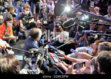 Toulon, Frankreich. September 2021. Eric Zemmour am Ende seiner Rede in Toulon von den Medien umgeben gesehen der französische Polemiker und Politikjournalist Éric Justin Léon Zemmour (Eric Zemmour) versammelte etwa 1000 Menschen in Toulon, um sein neues Buch "La France n'a pas dit son dernier mot" zu präsentieren. Eric Zemmour ist nicht offiziell zum Kandidaten für die französischen Präsidentschaftswahlen 2022 erklärt worden, aber diese Tour sieht stark wie der Beginn eines Wahlkampfs aus. Kredit: SOPA Images Limited/Alamy Live Nachrichten Stockfoto