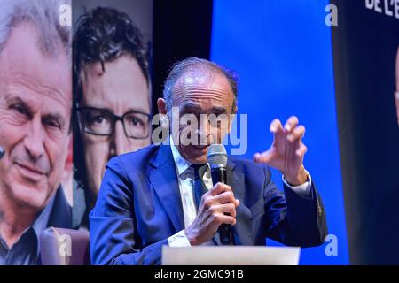 Eric Zemmour während seiner Rede bei der Vorstellung seines neuen Buches "La France n'a pas dit son dernier mot" in Toulon.der französische Polemiker und politische Journalist der extremen Rechten Éric Justin Léon Zemmour (Eric Zemmour) Etwa 1000 Menschen kamen in Toulon zur Präsentation seines neuen Buches „La France n'a pas dit son dernier mot“ zusammen. Eric Zemmour ist nicht offiziell zum Kandidaten für die französischen Präsidentschaftswahlen 2022 erklärt worden, aber diese Tour sieht stark wie der Beginn eines Wahlkampfs aus. (Foto von Laurent Coust/SOPA Images/Sipa USA) Stockfoto