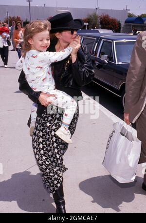 LOS ANGELES - 13. MAI: Die Schauspielerin Priscilla Presley und ihr Sohn Navarone Garibaldi treffen am 13. Mai 1990 auf dem Los Angeles International Airport in Los Angeles, Kalifornien, ein. Quelle: Ralph Dominguez/MediaPunch Stockfoto