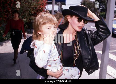 LOS ANGELES - 13. MAI: Die Schauspielerin Priscilla Presley und ihr Sohn Navarone Garibaldi treffen am 13. Mai 1990 auf dem Los Angeles International Airport in Los Angeles, Kalifornien, ein. Quelle: Ralph Dominguez/MediaPunch Stockfoto