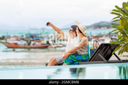 Paare mittleren Alters entspannen sich am lamai Strand in koh samui, Thailand. Stockfoto