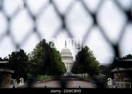 Washington DC, USA. September 2021. Das am 17. September 2021 aufgenommene Foto zeigt das US-Kapitolgebäude, gesehen durch einen Sperrzaun, in Washington, DC, UM MIT „Roundup: Sicherheitsmaßnahmen, die vor der rechtsgerichteten Kundgebung am Wochenende um das US-Kapitol ergriffen wurden“ zu GEHEN.Quelle: Liu Jie/Xinhua/Alamy Live News Stockfoto