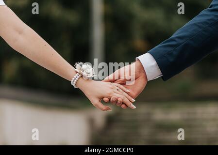 Braut und Bräutigam halten die Hände aus nächster Nähe Stockfoto