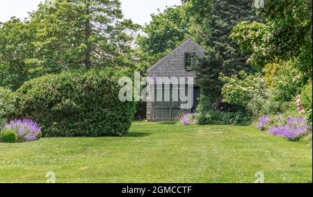 Alte Scheune in einer Sommerlandschaft Stockfoto