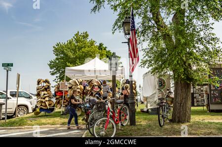 Menschen auf einem Sag Harbour Bauernmarkt an einem Sommertag Stockfoto