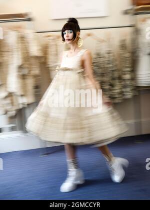 London, Großbritannien. September 2021. Ein Model präsentiert die Kreationen der Paul Costelloe Frühjahr/Sommer 2022 Kollektion während der London Fashion Week in London, Großbritannien, am 17. September 2021. Quelle: Han Yan/Xinhua/Alamy Live News Stockfoto