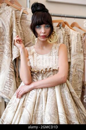 London, Großbritannien. September 2021. Ein Model präsentiert die Kreationen der Paul Costelloe Frühjahr/Sommer 2022 Kollektion während der London Fashion Week in London, Großbritannien, am 17. September 2021. Quelle: Han Yan/Xinhua/Alamy Live News Stockfoto