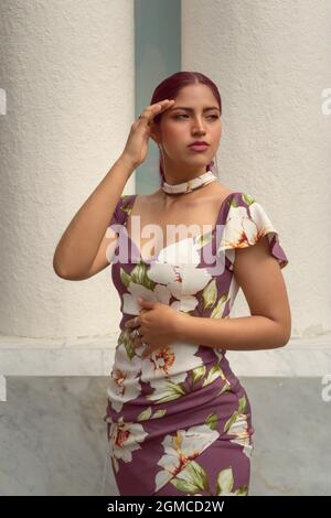 Schöne lateinische Frau, mit Kleid aus Rosen Stockfoto