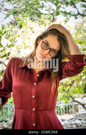 junge Frau mit Brille Stockfoto