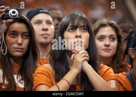 Die Zuhörer hören zu, wie Präsident Barack Obama am 9. August 2010 an der University of Texas in Austin, Texas, Kommentare zu Hochschulbildung und Wirtschaft abgibt. (Offizielles Foto des Weißen Hauses von Pete Souza)Dieses offizielle Foto des Weißen Hauses wird nur zur Veröffentlichung durch Nachrichtenorganisationen und/oder zum persönlichen Druck durch die Betreffzeile(en) des Fotos zur Verfügung gestellt. Das Foto darf in keiner Weise manipuliert werden und darf nicht in kommerziellen oder politischen Materialien, Anzeigen, E-Mails, Produkten oder Werbeaktionen verwendet werden, die in irgendeiner Weise die Zustimmung oder Billigung des Präsidenzfalls nahelege Stockfoto