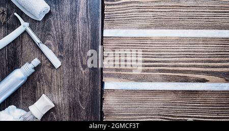 Rasierzubehör auf einem Hintergrund mit Holzstruktur. Werkzeuge. Einweg-Rasierer, Bürste, Rasierer mit Schaumgefahr. Stockfoto