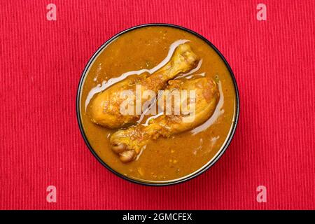 Draufsicht auf indisches Hühnercury, Masala-Hühnercury in der Schüssel Stockfoto