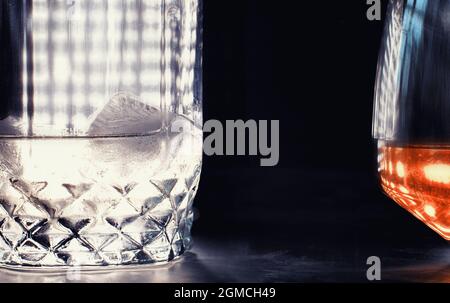 Ein Glas harten Alkohols mit Eis auf einer Theke. Whiskey mit Soda im Glas. Werbung für alkoholische Getränke. Stockfoto
