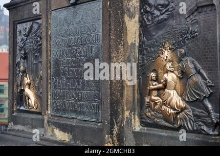 Plakette unter dem heiligen Johannes von Nepomuk die Tradition der Statue besagt, dass, wenn Sie die Bronzetafel reiben und berühren, um Glück zu bringen und sicherzustellen, dass Sie nach Pragu zurückkehren Stockfoto