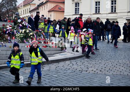 Tschechische Kinder Studenten und Eltern zu Fuß Reise Besuch und pädagogische Tour in alten antiken Gebäude der Prager Burg im Winter in Praha c Stockfoto