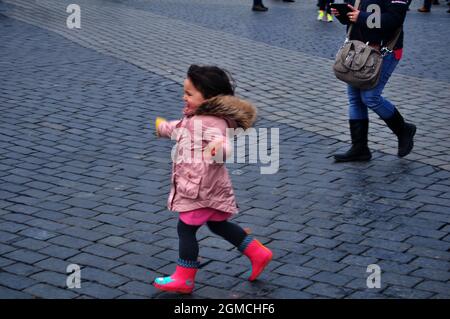 Leben und Lebensstil der Tschechei Mädchen Kinder Menschen laufen spielen unzerbrechlich riesige Blasen auf Terrasse Prag Ruine Burg im Winter saisonal in Praha c Stockfoto