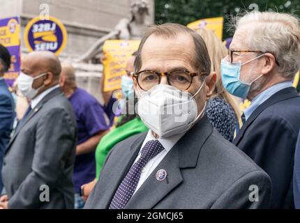 New York, NY - 17. September 2021: U. S. Repräsentant Jerry Nadler nimmt an der Kundgebung von Gouverneur Hochul und SEIU 32BJ am Columbus Circle Teil Stockfoto