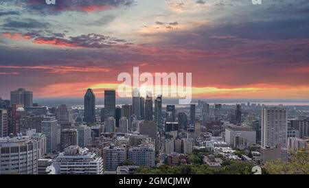 Panorama Belvedere Mount Royal, Chalet Mont Royal ein malerischer Aussichtspunkt mit Blick auf die Skyline von Montreal, eine wichtige Touristenattraktion. Stockfoto