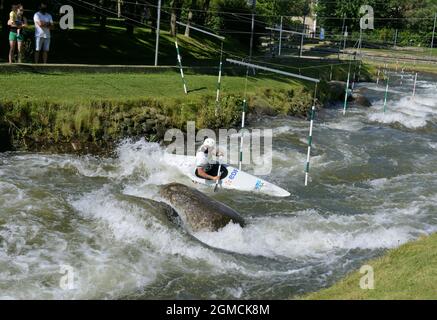 Ausbildung des Kanuisten Denis Gargaud-Chanut im Olimpico del Segre de la Seu d'Urgell Park, Lerida, Katalonien, Spanien Stockfoto