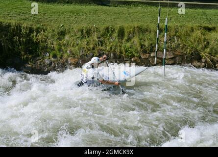 Ausbildung des Kanuisten Denis Gargaud-Chanut im Olimpico del Segre de la Seu d'Urgell Park, Lerida, Katalonien, Spanien Stockfoto