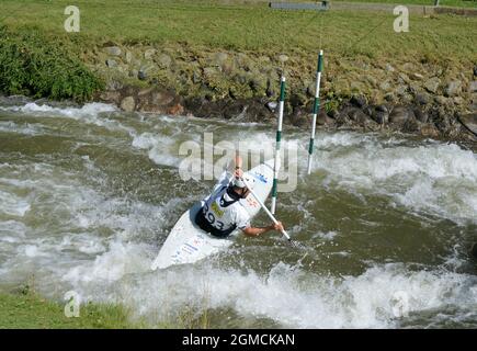 Ausbildung des Kanuisten Denis Gargaud-Chanut im Olimpico del Segre de la Seu d'Urgell Park, Lerida, Katalonien, Spanien Stockfoto