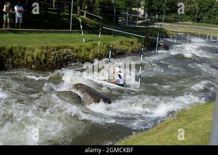 Ausbildung des Kanuisten Denis Gargaud-Chanut im Olimpico del Segre de la Seu d'Urgell Park, Lerida, Katalonien, Spanien Stockfoto