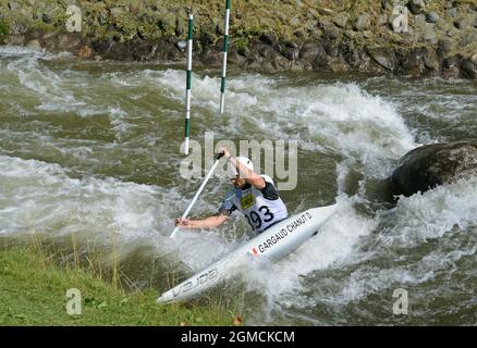 Ausbildung des Kanuisten Denis Gargaud-Chanut im Olimpico del Segre de la Seu d'Urgell Park, Lerida, Katalonien, Spanien Stockfoto