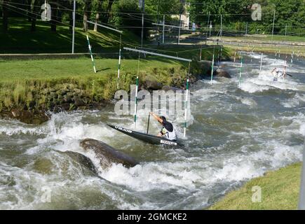 Training des Kanufahren Miquel Trave im Olimpico del Segre de la Seu d'Urgell Park, Lerida, Katalonien, Spanien Stockfoto