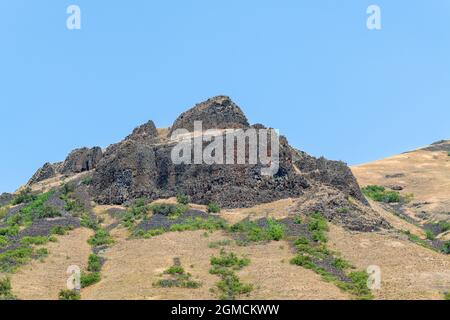 Vulkanisches Gestein ragt auf einem Berg in der Nähe von Cottonwood Gulch, Idaho, USA, hervor Stockfoto