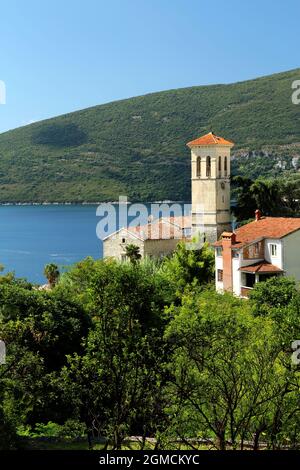 Historisches Zentrum der Stadt Herceg Novi in Montenegro in der Bucht von Kotor. Stockfoto