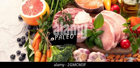 Paleo Diät-Lebensmittel auf hellgrauem Hintergrund. Gesunde proteinreiche und kohlenhydratarme Produkte. Speicherplatz kopieren Stockfoto