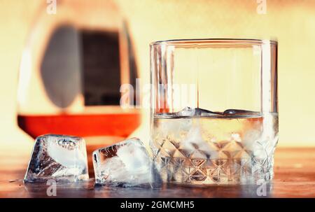 Ein Glas harten Alkohols mit Eis auf einer Theke. Whiskey mit Soda im Glas. Werbung für alkoholische Getränke. Stockfoto