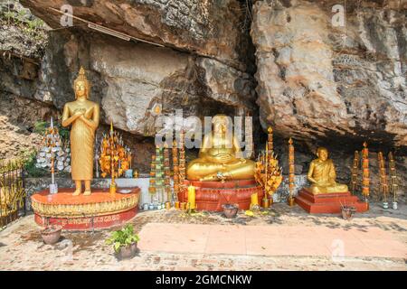 Goldene buddha-Statuen in einem Schrein auf dem Berg Phousi in Laos Stockfoto