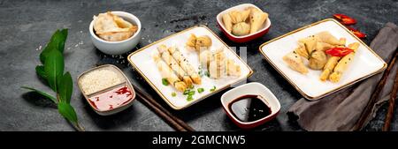 Verschiedene Arten von Mülltäuben auf grauem Hintergrund. Traditionelle asiatische Küche mit Koknept. Panorama Stockfoto