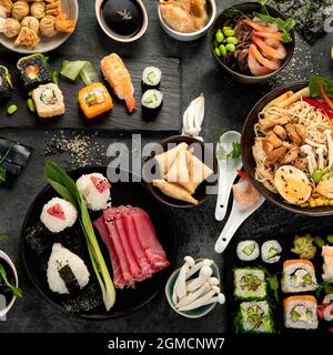 Japanische Gerichte und Snacks auf grauem Hintergrund. Traditionelles Food-Konzept. Draufsicht, flach liegend Stockfoto