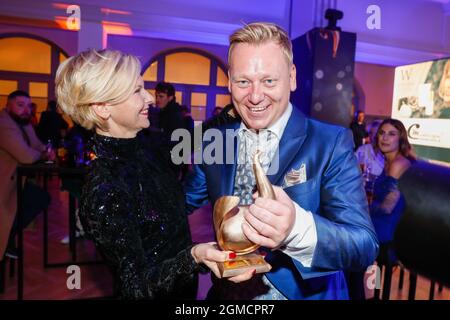 Leipzig, Deutschland. September 2021. Andrea Kathrin Loewig und Jens Knossalla tanzen auf der Aftershow-Party des Medienpreises Golden Henne in der Kongresshalle Leipzig. Der Preis wird an Stars aus Musik, Sport und Showbusiness vergeben. Die Preisverleihung wird live im MDR-Fernsehen übertragen. Quelle: Gerald Matzka/dpa/Alamy Live News Stockfoto