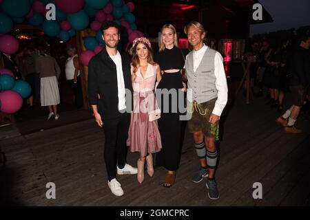 München, Deutschland. September 2021. Die Organisatoren Willem Tell (r) und Cathy Hummels (2. V.l.) und das Duo Glasperlenspiel, die Sängerin Carolin Niemczyk (3. V.l.) und Daniel Grunenberg (l) feiern bei der Wiesn Wiesn Charity Night, die unter dem Motto "I love life" auf der Käfer Alm auf der Münchner Rennbahn gefeiert wird. Auf der Veranstaltung werden Spenden zugunsten der Stiftung Deutsche Depression Hilfe für das Programm Cathy Hummels gesammelt. Quelle: Felix Hörhager/dpa/Alamy Live News Stockfoto