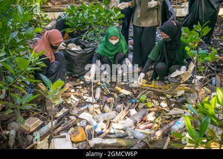 Kendari, Süd-Ost Sulawesi, Indonesien. September 2021. Einige der Teilnehmer des Weltaufreinigungstages nahmen den verstreuten Müll auf. Der World Cleanup Day ist ein jährliches globales soziales Aktionsprogramm zur Bekämpfung des globalen Problems der Feststoffabfälle, einschließlich des Problems von Meeresschutt, und findet gleichzeitig in 180 Ländern statt. (Bild: © Andry Denisah/ZUMA Press Wire) Bild: ZUMA Press, Inc./Alamy Live News Stockfoto