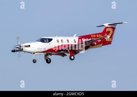 Fliegen Sie 7 Executive Aviation Pilatus PC-12-47 (REG: OH-BSL) auf der Finalbahn 31. Stockfoto