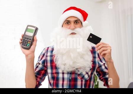 Porträt von seinem er schöne attraktive Santa halten in der Hand bankkarte digitales Terminal System Handel Handel Stockfoto