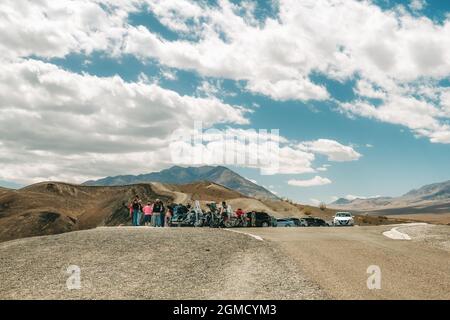 Death Valley, California, USA - 14. April 2021 Gruppe von Bikern in Death Valley, UbehebeCrater Viewpoit. Extremsport, aktiver Lebensstil, Abenteuer Co Stockfoto
