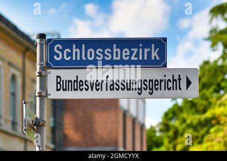 Zeichen, das auf das Bundesverfassungsgericht in Deutschland hinweist, heißt „Bundesverfassungsgericht“ in Karlsruhe Stockfoto