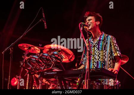 Las Vegas, USA. September 2021. Jammjam Ft. Jacob Collier tritt auf der Fremont-Bühne während des Life is Beautiful Music Festivals 2021 auf, das am 17. September 2021 in Downtown Las Vegas, Nevada, stattfindet. (Foto von Alive Coverage/Sipa USA) Quelle: SIPA USA/Alamy Live News Stockfoto